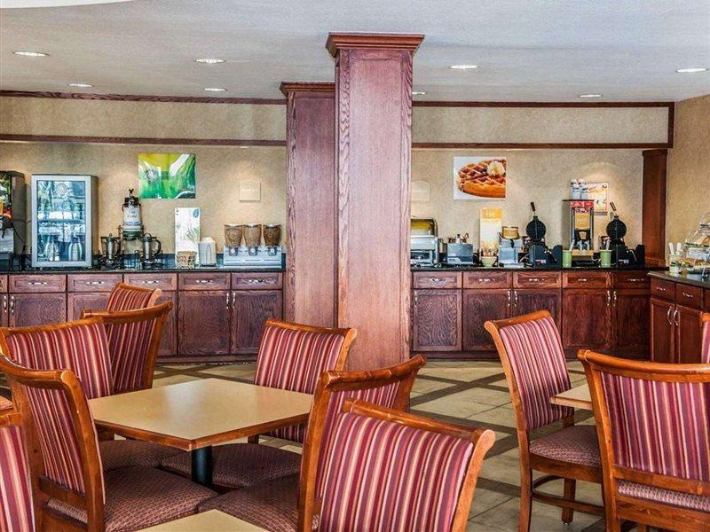 Quality Inn Castleton Buitenkant foto