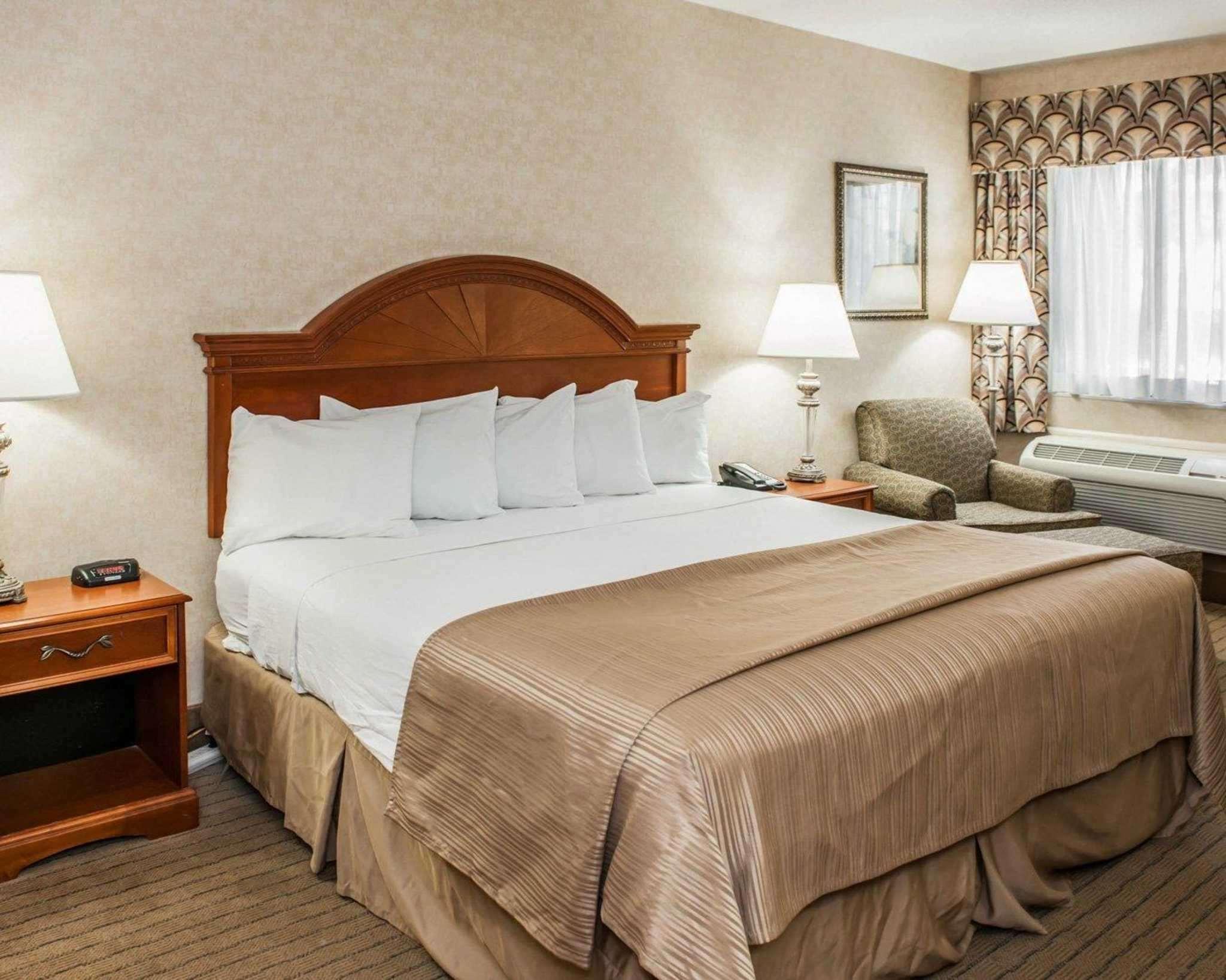 Quality Inn Castleton Buitenkant foto