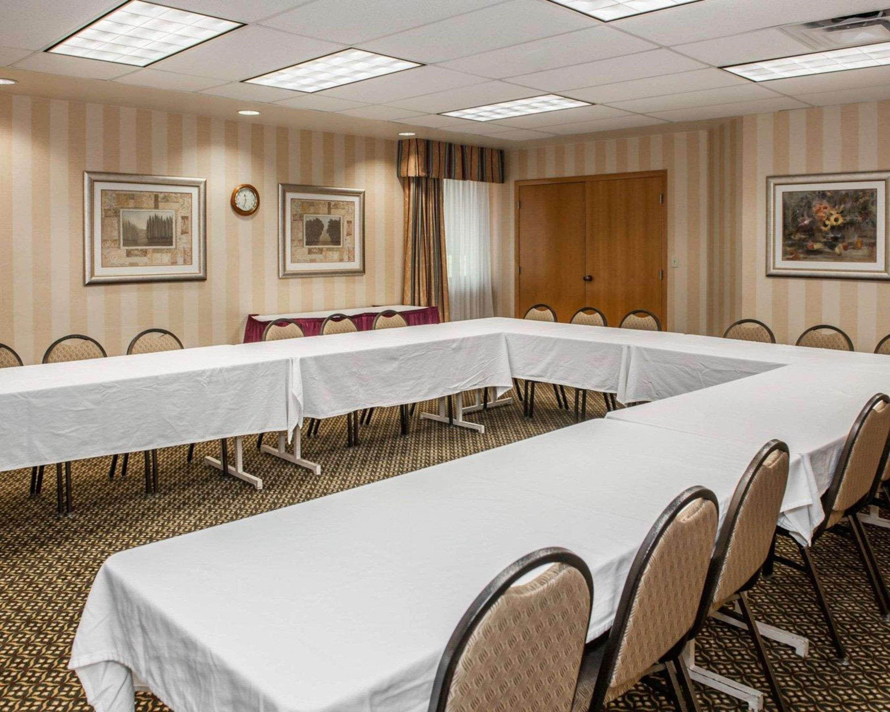 Quality Inn Castleton Buitenkant foto