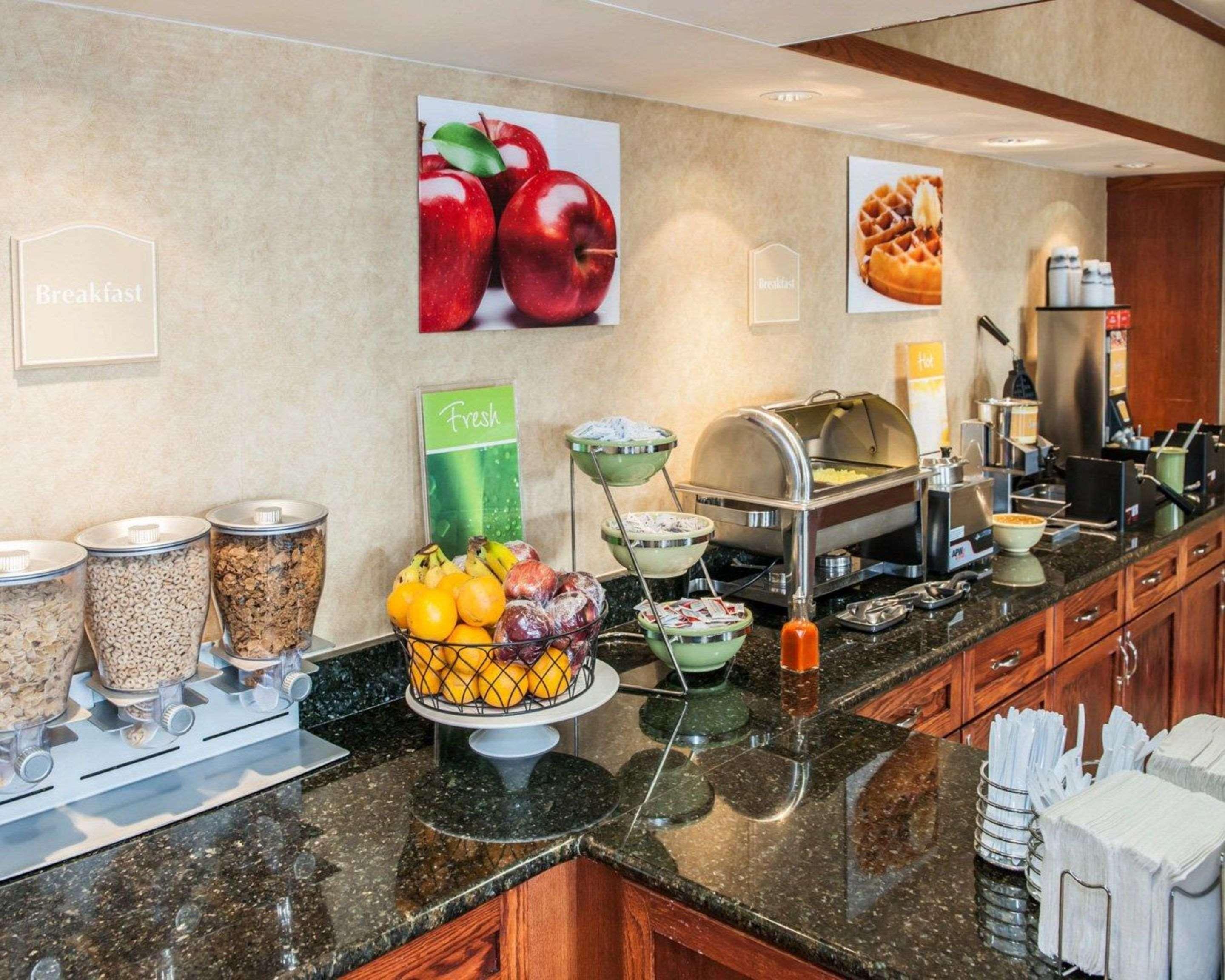 Quality Inn Castleton Buitenkant foto