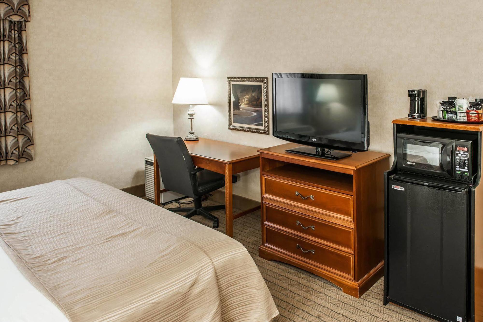 Quality Inn Castleton Buitenkant foto