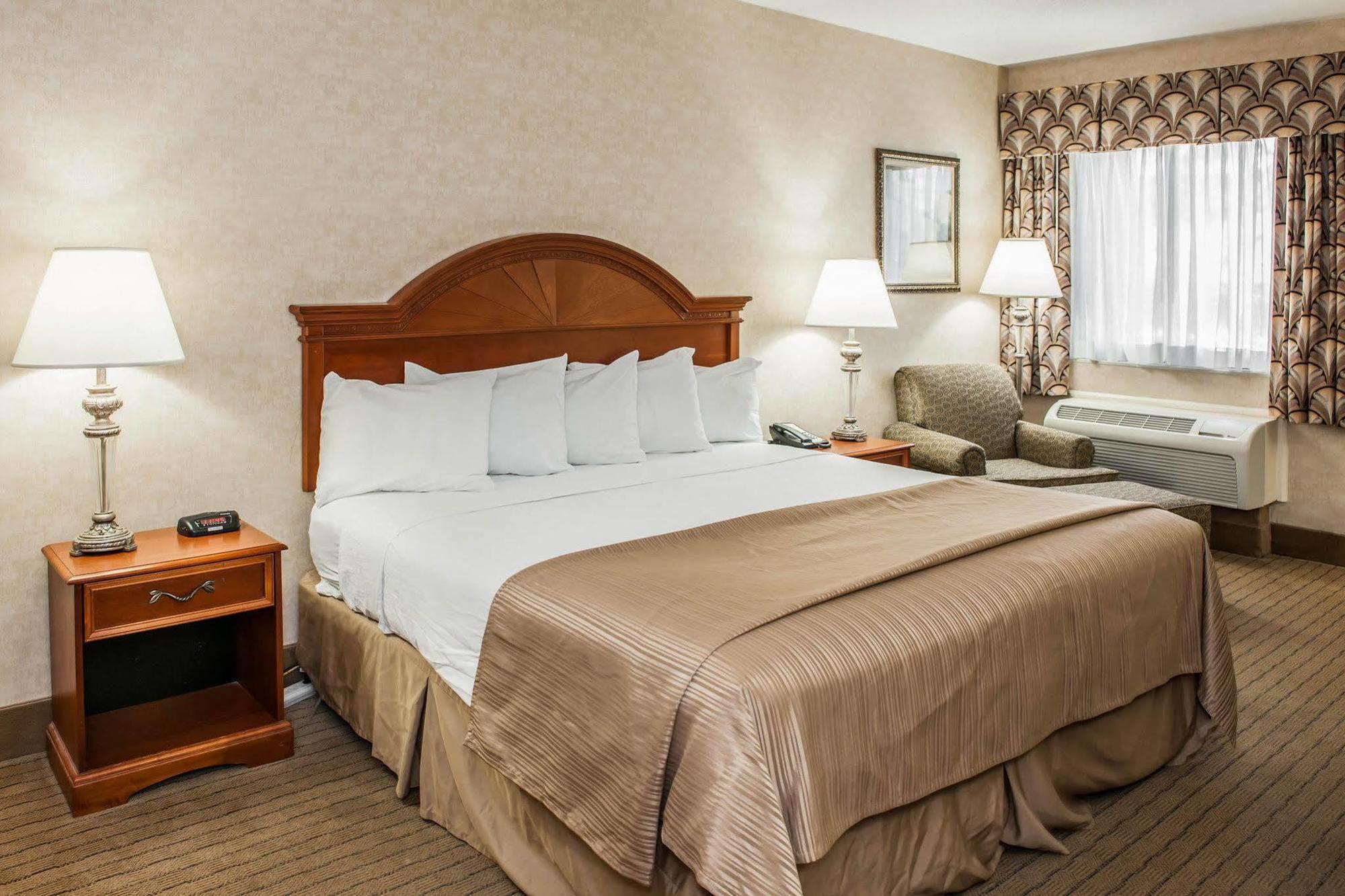Quality Inn Castleton Buitenkant foto