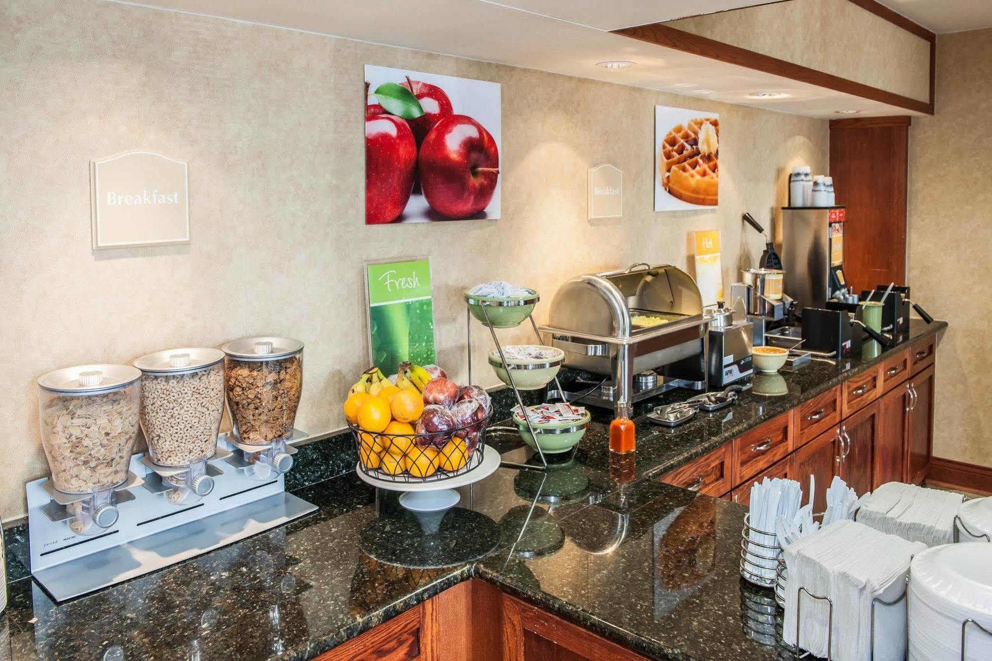 Quality Inn Castleton Buitenkant foto