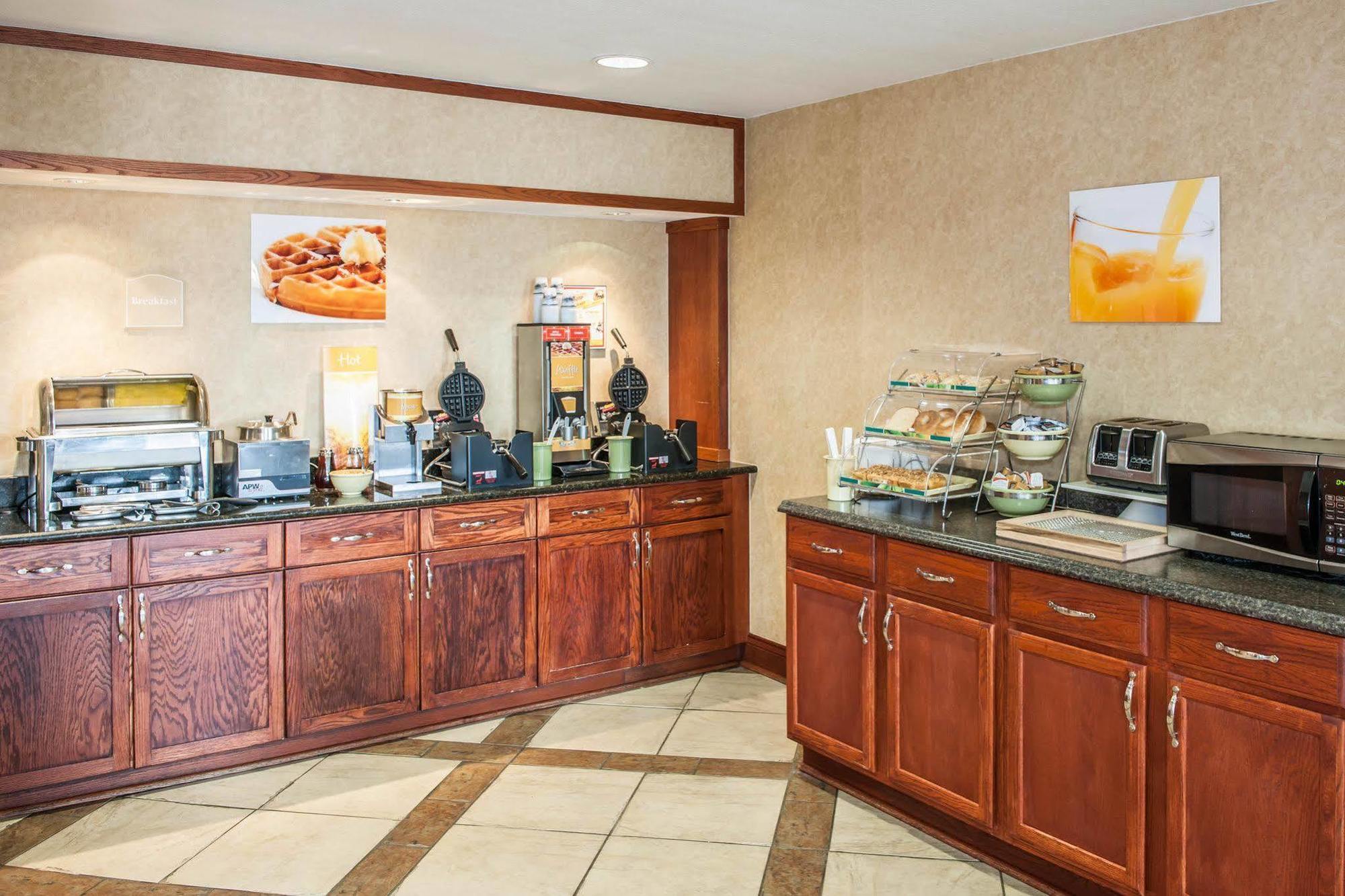 Quality Inn Castleton Buitenkant foto
