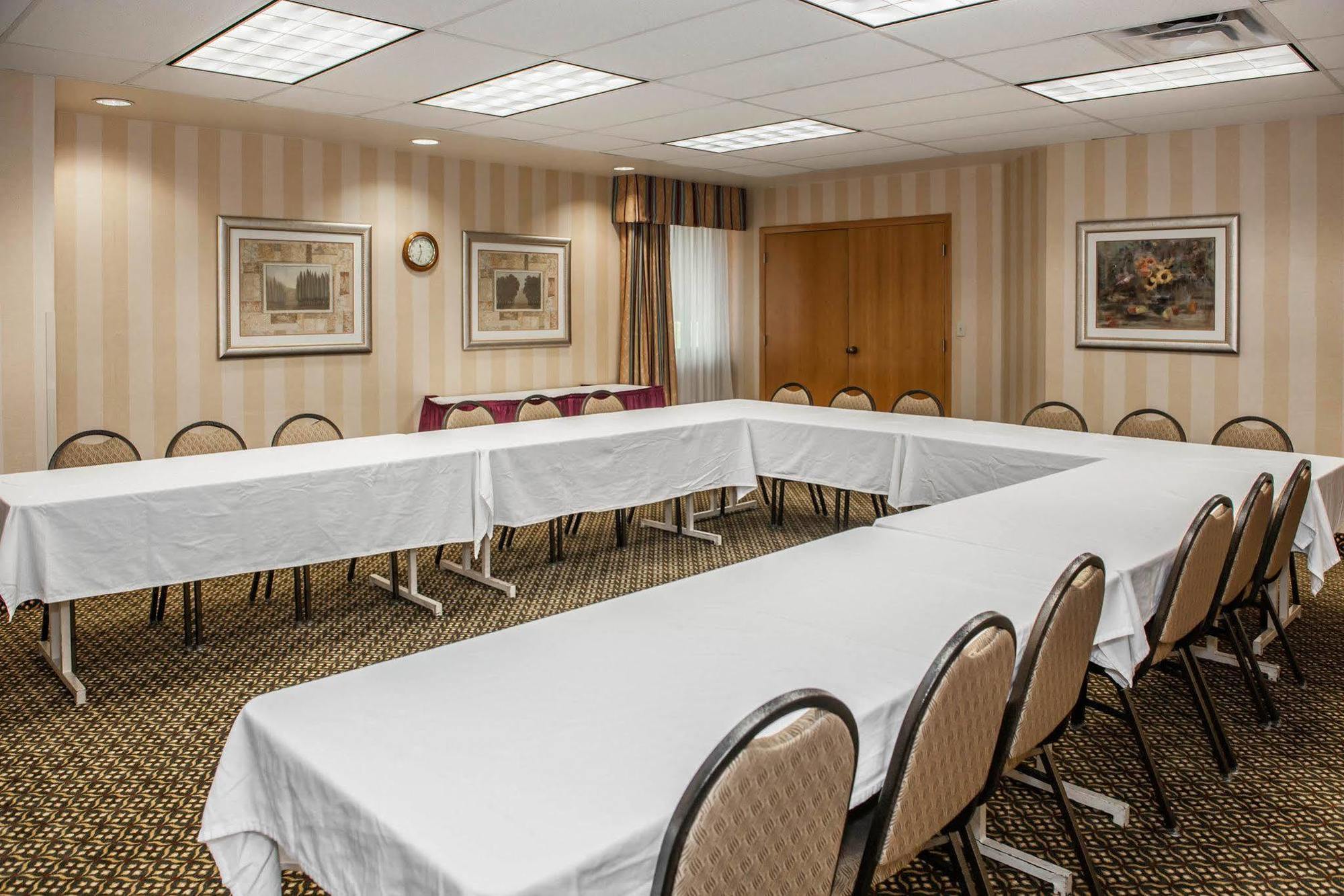 Quality Inn Castleton Buitenkant foto