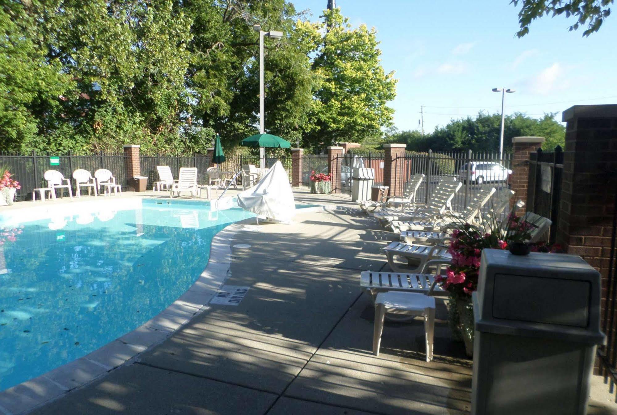 Quality Inn Castleton Buitenkant foto